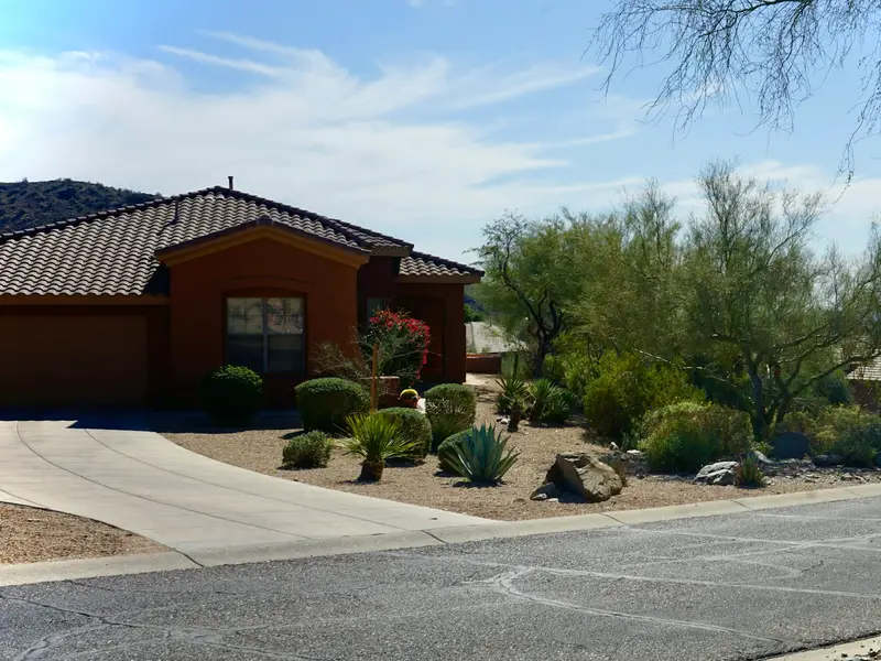 Casa en Arizona con jardín desértico de grava, agaves y rocas